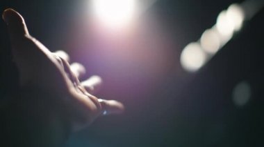 Yardım isteyen bir el ışığa uzanır..