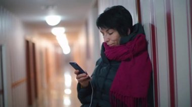 Bir kadın akıllı telefonu elinde tutar.. 