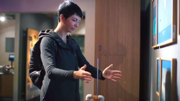 Estudiante de la Academia de Música toca el theremin . — Vídeos de Stock