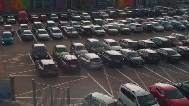 Un sacco di auto parcheggiate vicino al centro di intrattenimento . — Video Stock