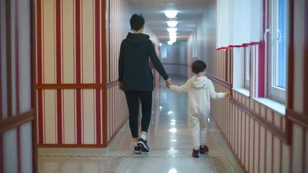 Maman et son fils passent par la poignée dans le couloir de l'école . — Video