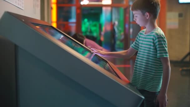 Les enfants font un achat au centre pour enfants grâce à un grand écran tactile . — Video