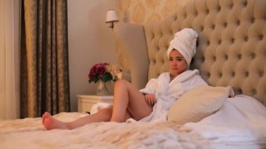 Fotoğrafçı mankenle konuşuyor..