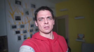 Bir adam video blogu yapıyor.