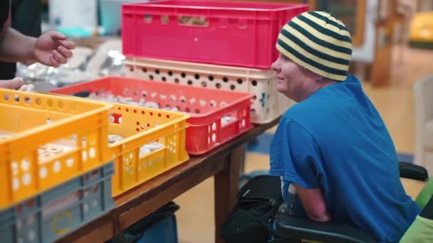 Administrador de discapacitados controla el trabajo en la fábrica . — Vídeos de Stock