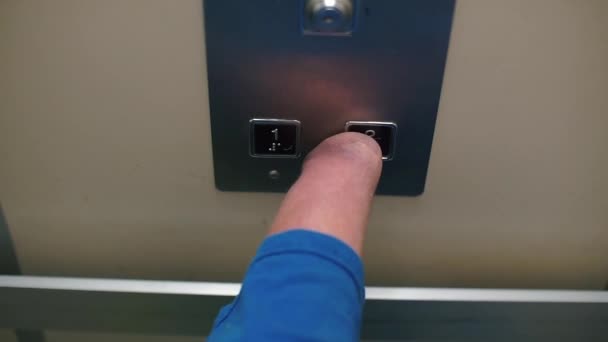 Άτομα με ειδικές ανάγκες πατάνε ένα κουμπί ασανσέρ με κούτσουρο. — Αρχείο Βίντεο