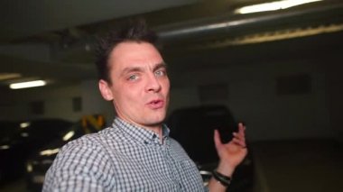 Bir video blogcusu yeraltı garajında video kaydediyor..
