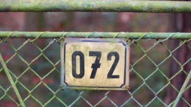 72 numara askeri bir üssün çitlerinde..