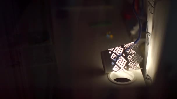 La lámpara de noche se encuentra en la mesa de la habitación . — Vídeos de Stock