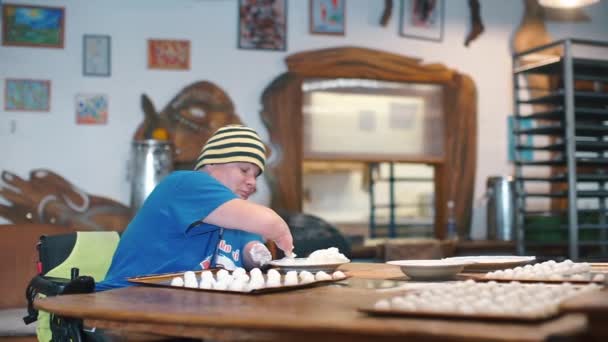 Personne handicapée sur le lieu de travail. Fait de la pâtisserie . — Video