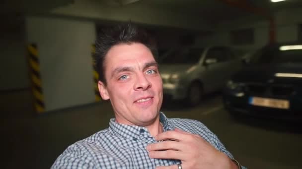 Een man doet een video blog bij een auto service. — Stockvideo