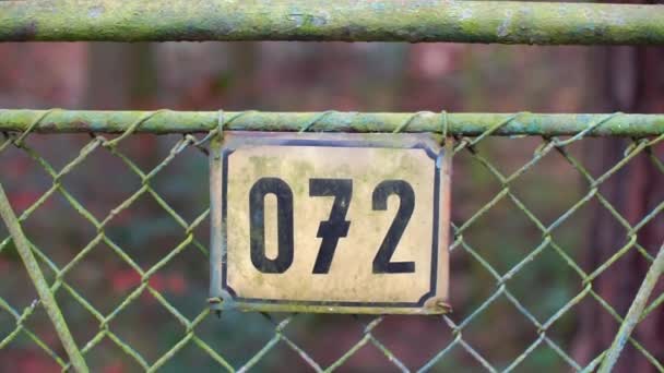 Número 72 en la valla de una base militar . — Vídeo de stock