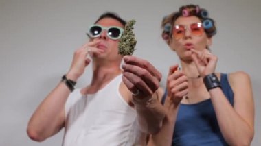 Partide marihuana içen kadın ve erkeğin portresi