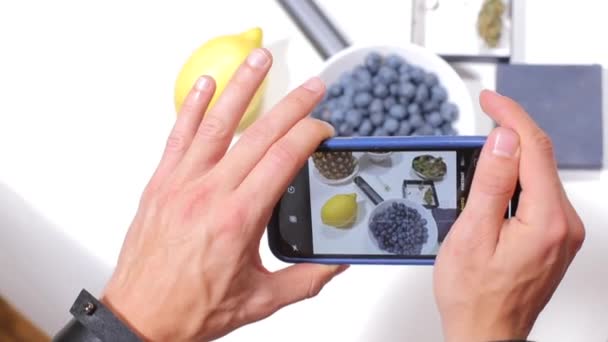 Fotografía smartphone de arándanos, marihuana, piña, alimentación saludable — Vídeo de stock