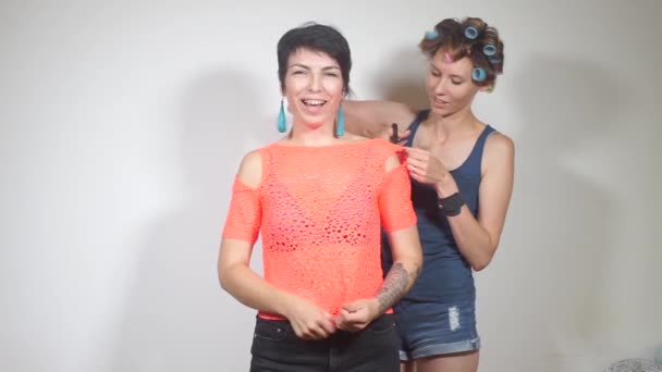 Σχεδιαστής μόδας κόβει ένα πουκάμισο σε ένα κορίτσι που δοκιμάζει ρούχα — Αρχείο Βίντεο