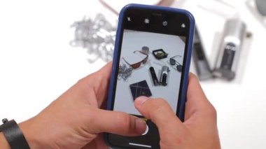 Esrar ve buharlaştırıcı fotoğraflarının çekildiği akıllı telefonun ekranı