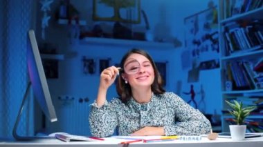 Masada oturan öğrenci büyüteç kullanıyor..