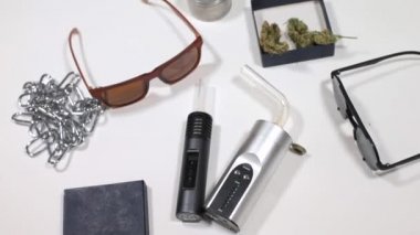 Masadaki bir buharlaştırıcıdan tıbbi esrar tüttürüyor.