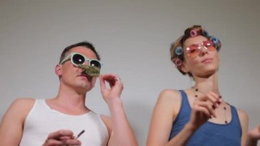 Çiftler marihuanayla sigara içerler.