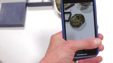 akıllı telefondan ateş etmek nesnelerle dolu bir masa