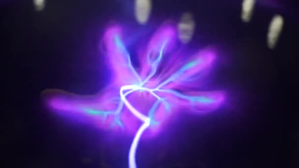 Five fingers stretching electricity in the form of lightning — Stock Video