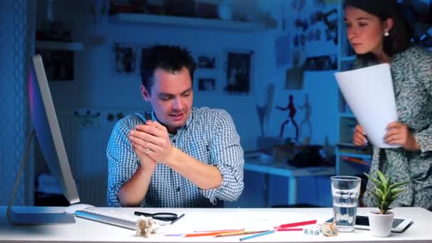 L'homme à la table lance les dés, indique le résultat à l'assistant — Video