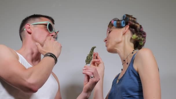 Два наркомана курят марихуану — стоковое видео