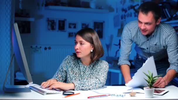 Dos gerentes discuten una pregunta de trabajo, mira un monitor de computadora — Vídeos de Stock