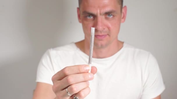 Gros plan d'une cigarette de marijuana, d'un spliff avec du cannabis — Video