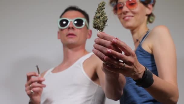 Liefdevol koppel demonstreert cannabis op een feestje — Stockvideo