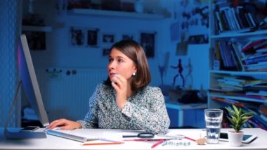 Bilgisayarda lezbiyen bir kız çöpçatanlık sitesine bakar ve orada bir partner bulur.