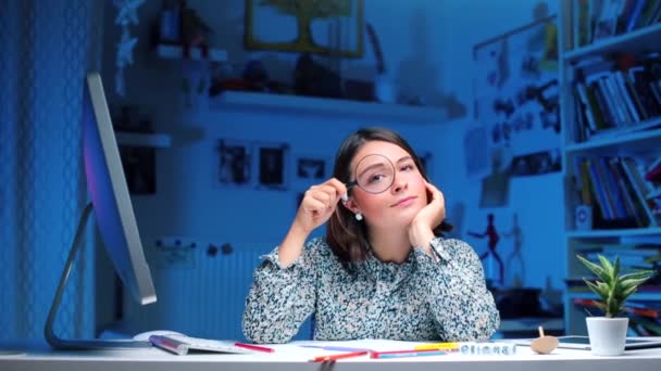 Office worker at the table looks through a magnifying glass. — Stock Video