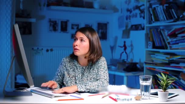 Girl sitting at a table examines an energy-saving light bulb — Stock Video