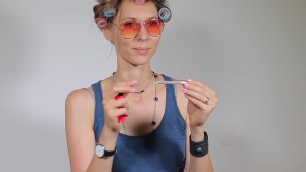 女孩舔了一口准备吸食大麻香烟的大麻 — 图库视频影像