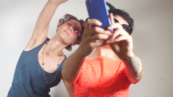 Deux filles à une fête prennent un selfie sur un smartphone — Video