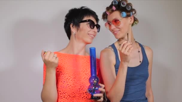 Porträt zweier Mädchen, die Cannabis, Marihuana und Medikamente rauchen — Stockvideo