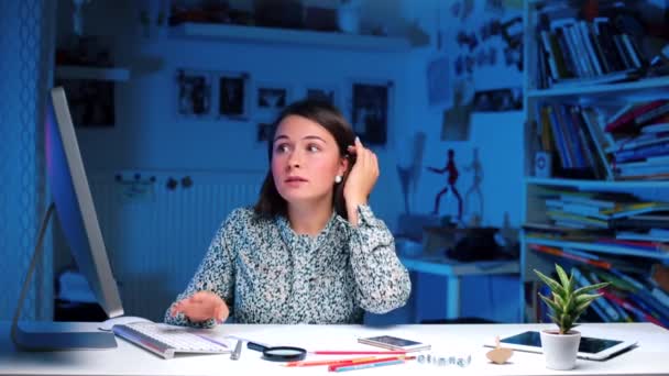 Un employé de bureau assis à une table se réjouit . — Video