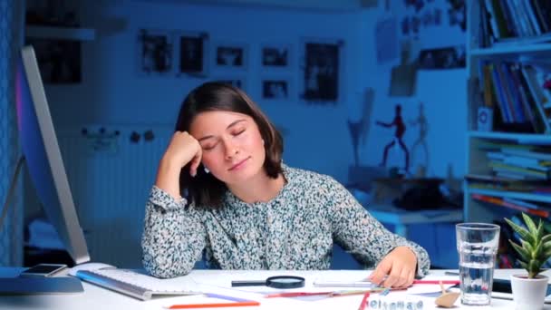 Office worker falls asleep at the workplace at the table — Stock Video