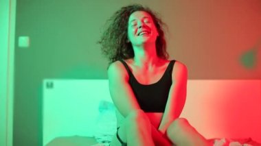 Deli kadın gece yatakta gülüyor..