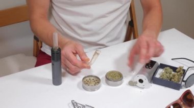 Hasta esrar ve tıbbi marihuana için buharlaştırıcı hazırlıyor.