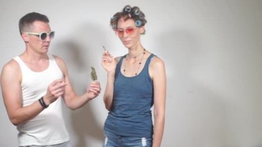 Marihuana ve esrar tomurcuklarıyla poz veren erkek ve kız 