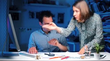 yardımcı yöneticilerin bilgisayarını gösterir