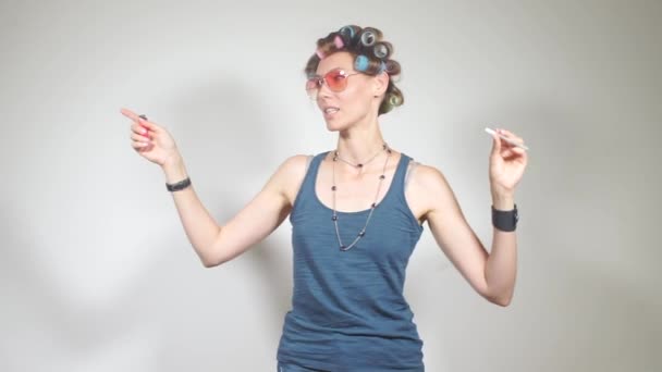 Hemmafru dansar med cannabiscigarett hemma medan hon städar — Stockvideo