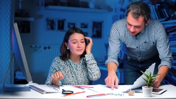 Dois funcionários do escritório estão falando entre si na mesa — Vídeo de Stock