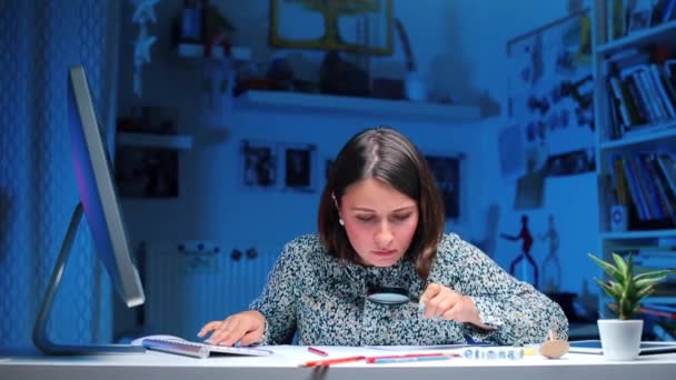 Een crimineel in de politie zit aan een tafel en werkt aan een computer.. — Stockvideo