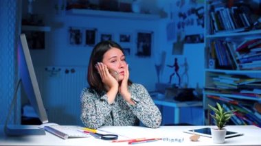 Ofisteki masada konuşan bir kız. Bir sessizlik jesti gösterir.