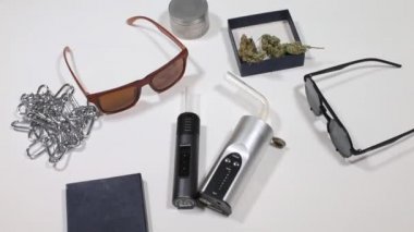 Bağımlılık seti, esrar, buharlaştırıcı, gözlük, zincir, eko esrar kullanımı