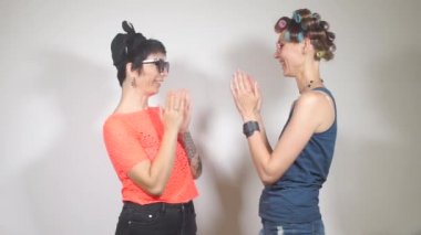 İki sarhoş kız tuvalette oynuyor.