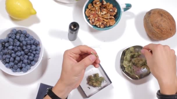 Preparación del cannabis para su uso en la cocina — Vídeo de stock