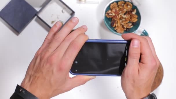 スマートフォンでテーブルの上の食べ物を撮影し — ストック動画